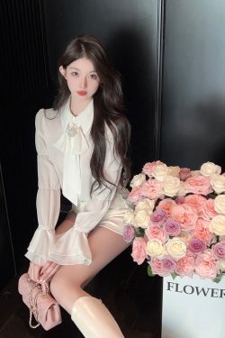 White Chiffon Bell Sleeve Shirt for Women with Bow Tie Design, Long Sleeve Top, Elegant Fashion, Trendy Style