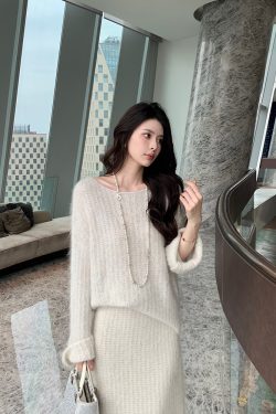 Women's French Alpaca Wool Knitted Sweater with Slightly Flared Sleeves - Elegant Winter Fashion