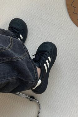 Women's Retro Little Black Sneakers - Thick-Soled Height-Increasing Casual Flats for College Style, Trendy and Versatile 2025