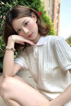 Women's Slim Fit Knitted Short Sleeve Polo Shirt - White College Style Top for Summer, Flattering and Stylish