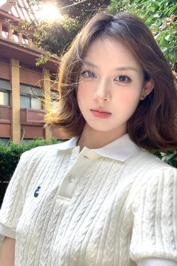 Women's Slim Fit Knitted Short Sleeve Polo Shirt - White College Style Top for Summer, Flattering and Stylish