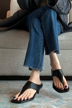 Women's Summer Black Square-Toe Thin-Heeled Sheepskin Flip-Flops - Stylish Minimalist Sandals for Trendy Y2K Looks