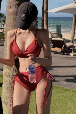 Women's Tummy-Control Bikini with Gathered Drawstring, Slimming Design for Small Bust, Ideal for Hot Springs and Beach Vacations