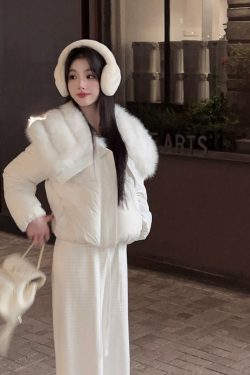 Women's White Down Jacket with Eco-Friendly Fur Collar - Short Warm Puffer Coat for Winter Fashion