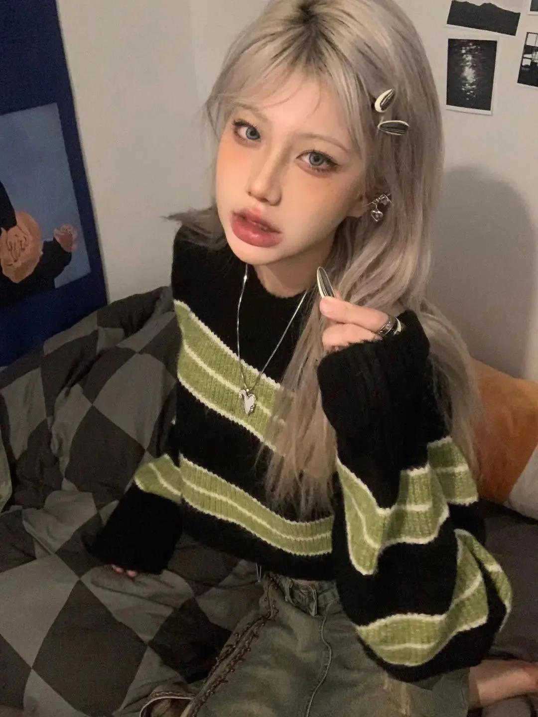 Style Core Aesthetics, New Style Trends - Grunge Green Striped Crop Sweater