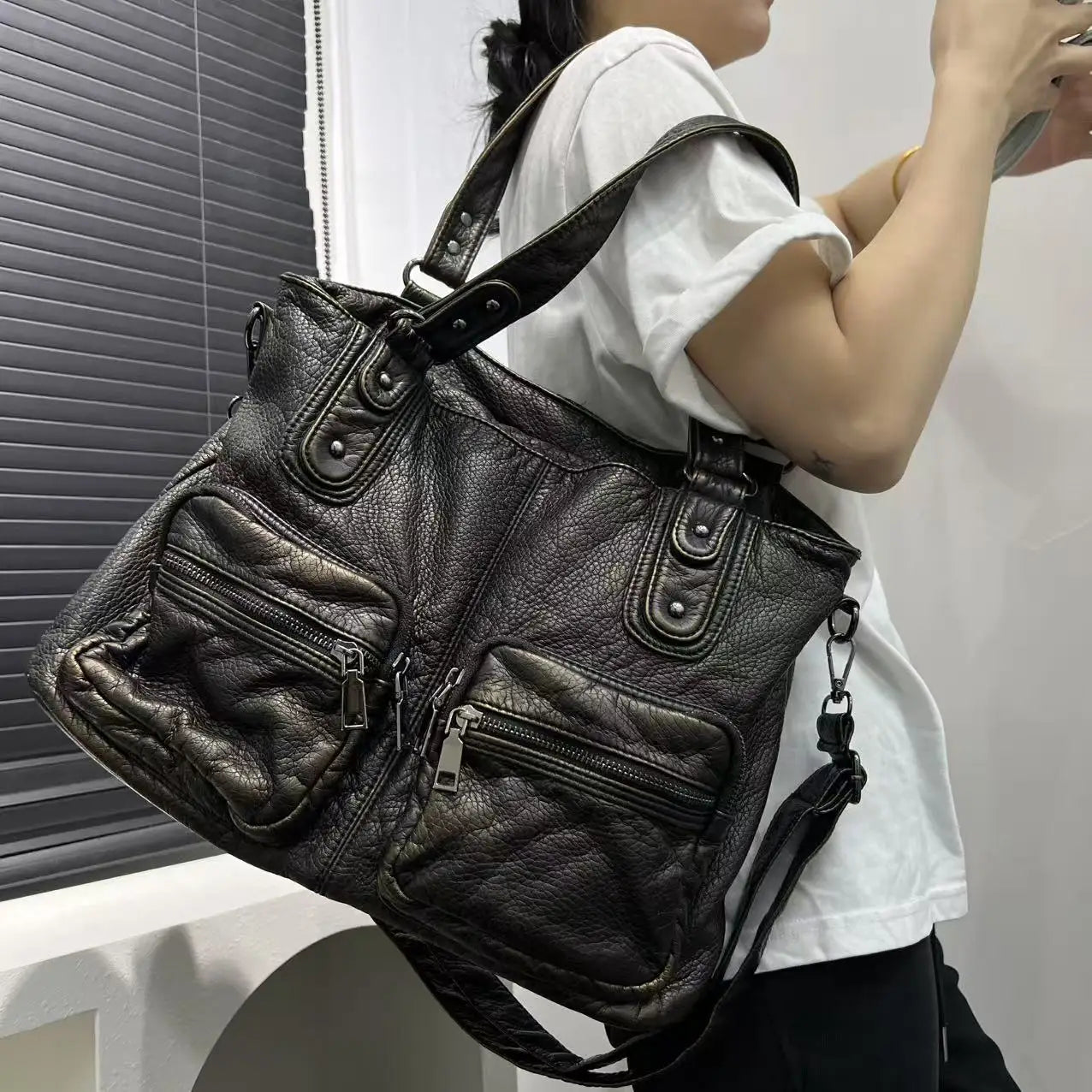 Style Core Aesthetics, New Style Trends - Kessia | Sac Y2K moto vintage multi-poches en simili cuir