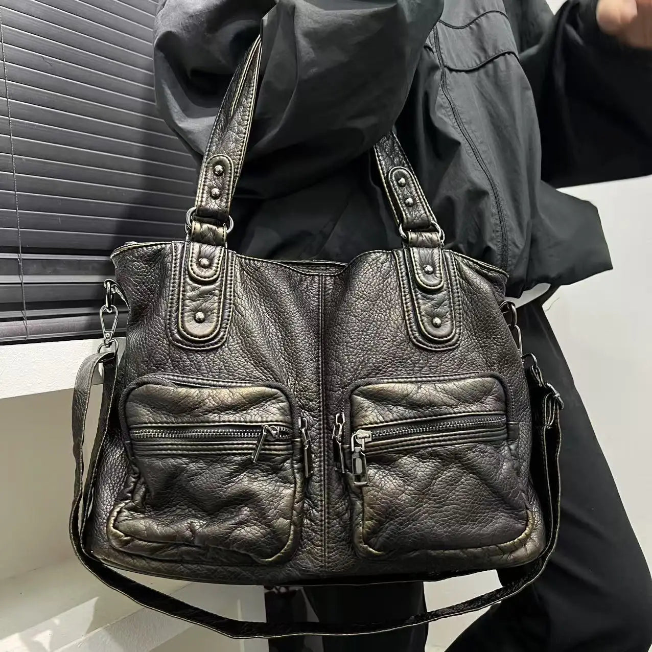 Style Core Aesthetics, New Style Trends - Kessia | Sac Y2K moto vintage multi-poches en simili cuir