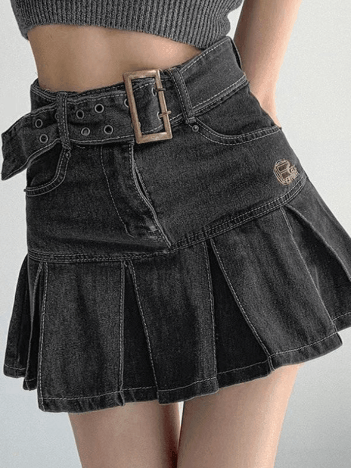 Style Core Aesthetics, New Style Trends - Mini-jupe en jean plissée avec ceinture à boucle