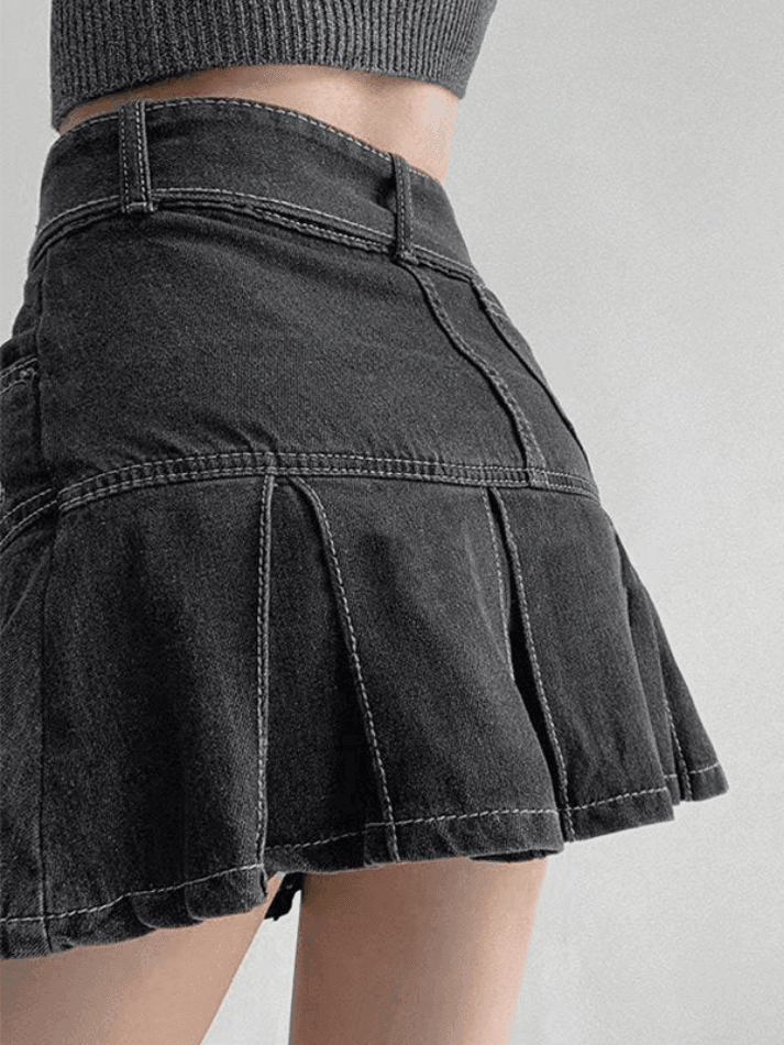 Style Core Aesthetics, New Style Trends - Mini-jupe en jean plissée avec ceinture à boucle